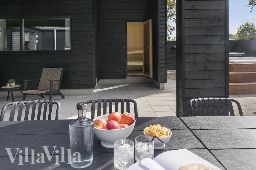Nyt en grillkveld på terrassen i luksushus nr. 960 i Lolland/Falster/Møn