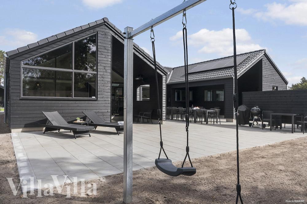I det attraktive feriehuset nr. 960 i Lolland/Falster/Møn finnes det mengder av utendørsaktiviteter, som leketårn og huskestativ.