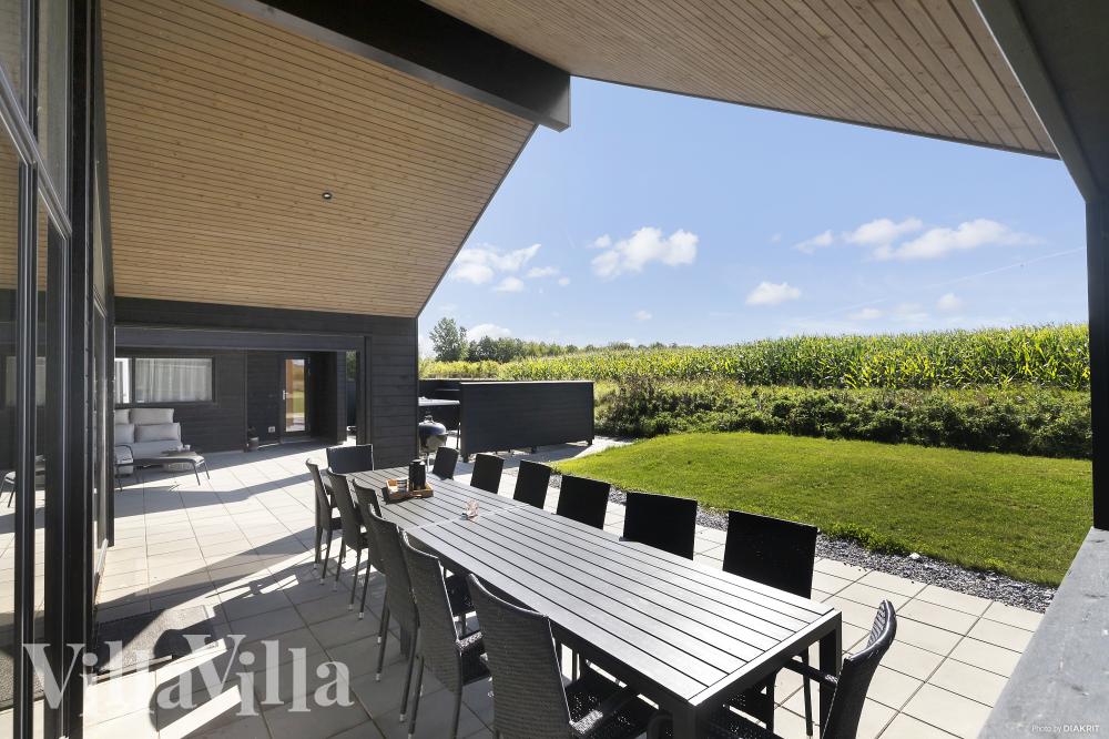 På terrassen i feriehus nr. 617 er det plass til 14 personer.