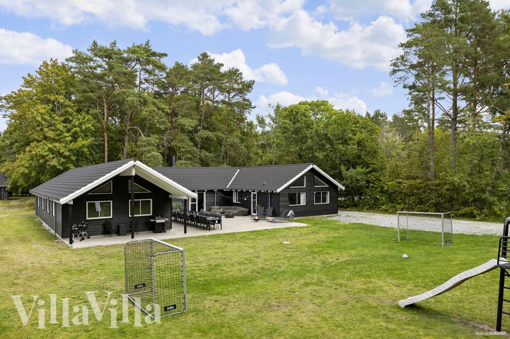 Dette lekre huset med svømmebasseng, nr. 406, med plass til 24 personer, ligger i Nordsjælland