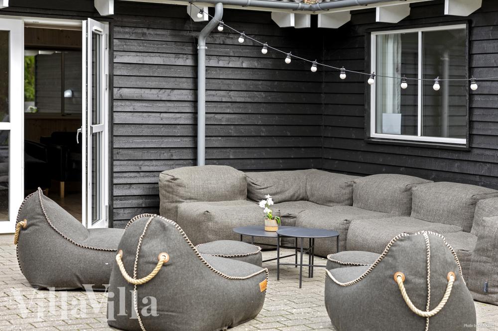 Luksushus nr. 406 har en deilig terrasse med gode hagemøbler til 24 personer.