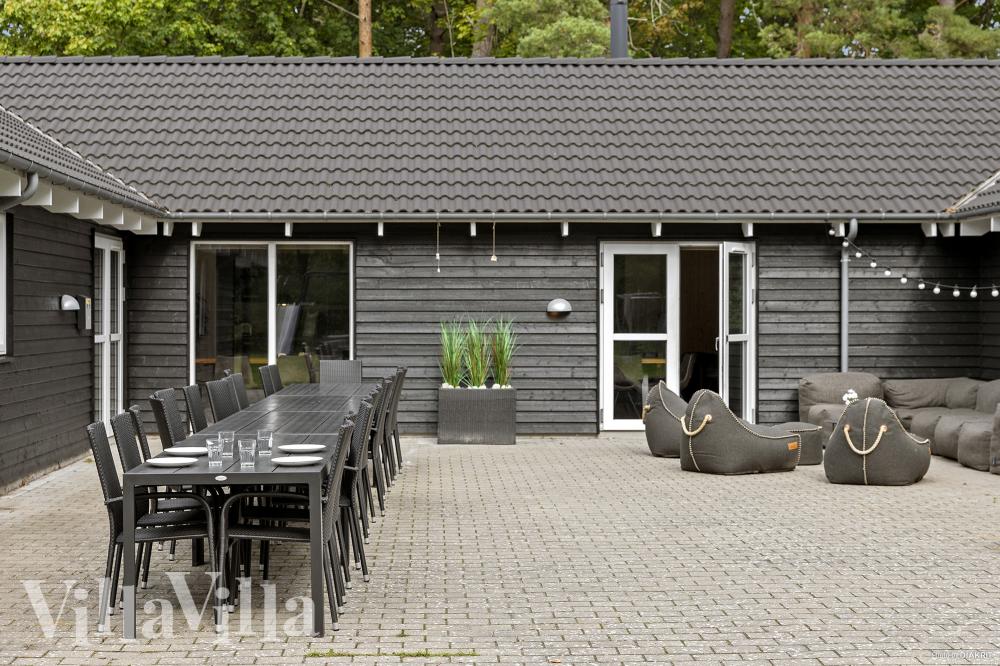 På terrassen i feriehus nr. 406 er det plass til 24 personer.