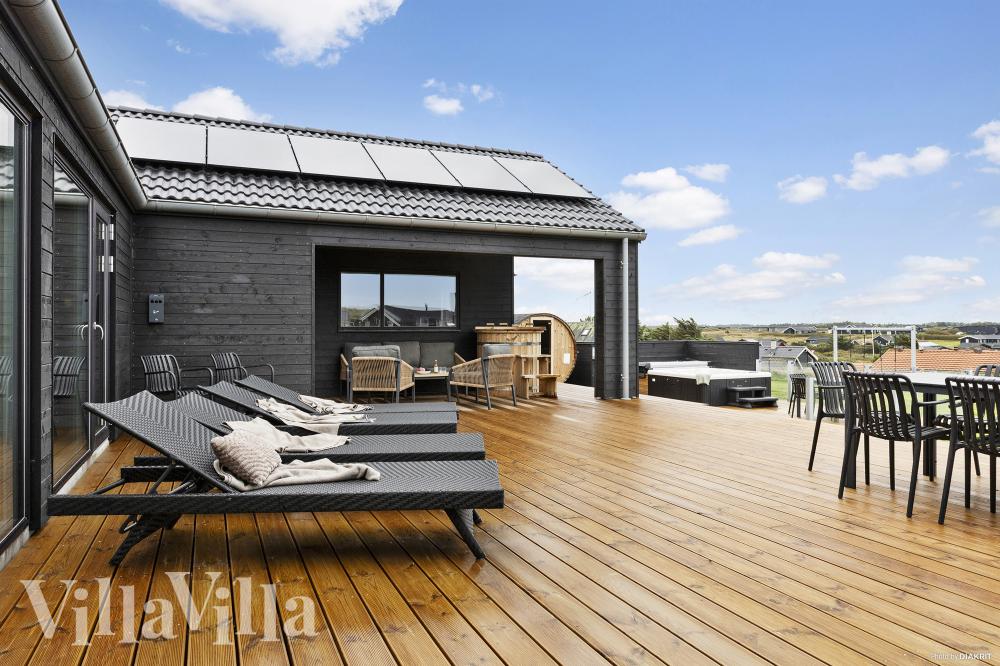 Nyt en grillkveld på terrassen i luksushus nr. 959 i Nordjylland