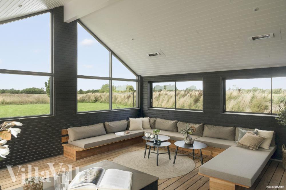 Nyt en grillkveld på terrassen i luksushus nr. 910 i Lolland/Falster/Møn