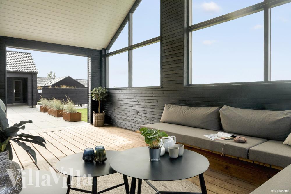 På terrassen i feriehus nr. 910 er det plass til 30 personer.