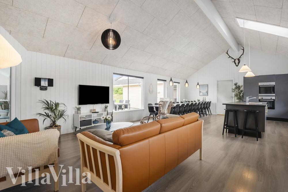 Det er god plass til hygge i feriehusets sofagruppe under oppholdet i luksushus nr. 463