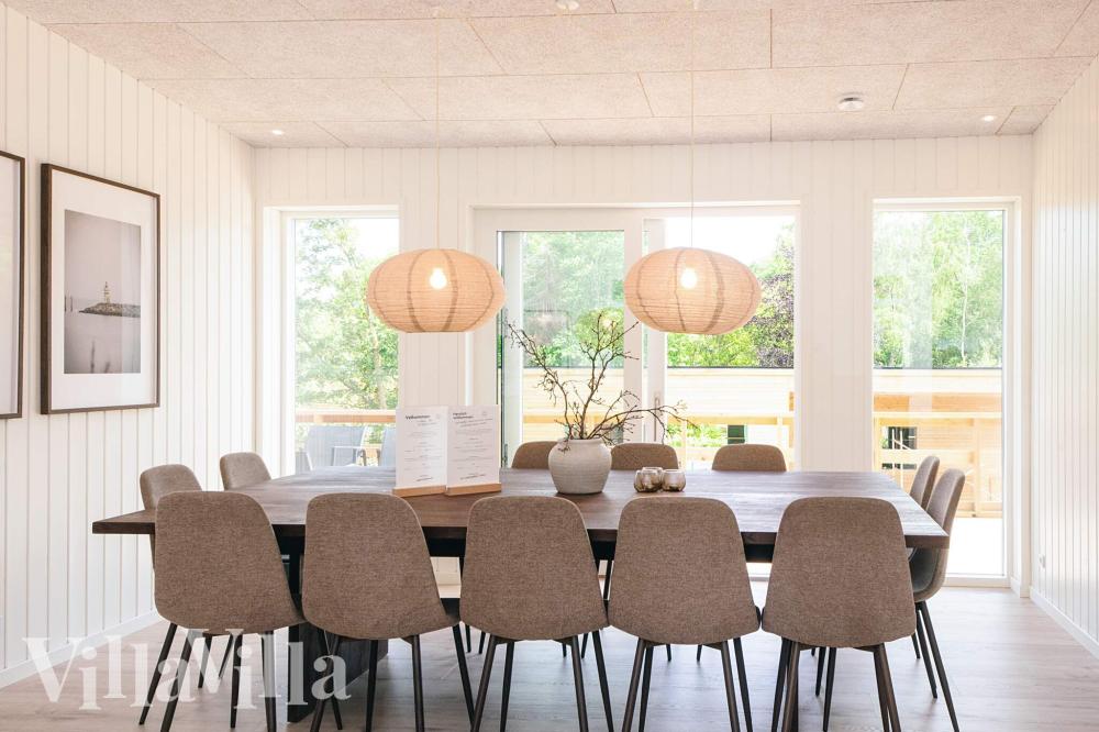 Det er plass til 16 personer i det store lyse oppholdsrommet i luksushus nr. 941.