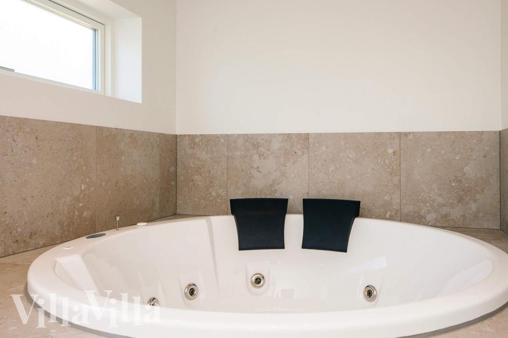 Nyt varmen i boblebadet i luksushus nr. 941 i Østjylland