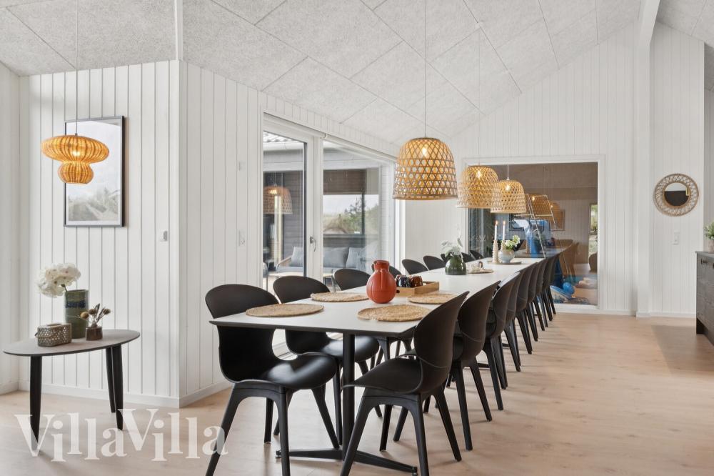Det er plass til 18 personer i det store lyse oppholdsrommet i luksushus nr. 1008.