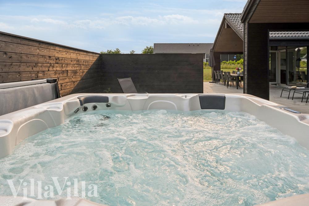 Nyt varmen i boblebadet i luksushus nr. 1008 i Vestjylland