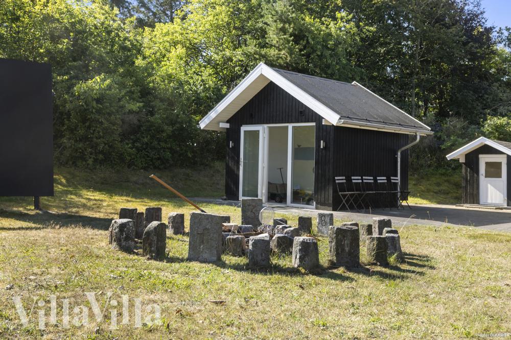 I det attraktive feriehuset nr. 1009 i Limfjorden finnes det mengder av utendørsaktiviteter, som leketårn og huskestativ.