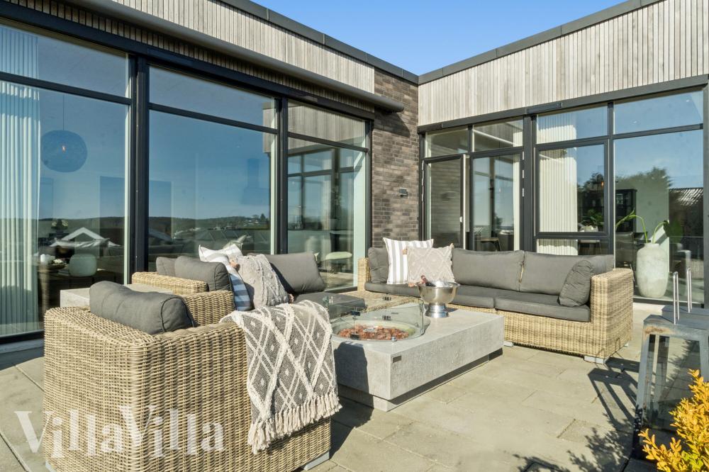 Luksushus nr. 1022 har en deilig terrasse med gode hagemøbler til 26 personer.