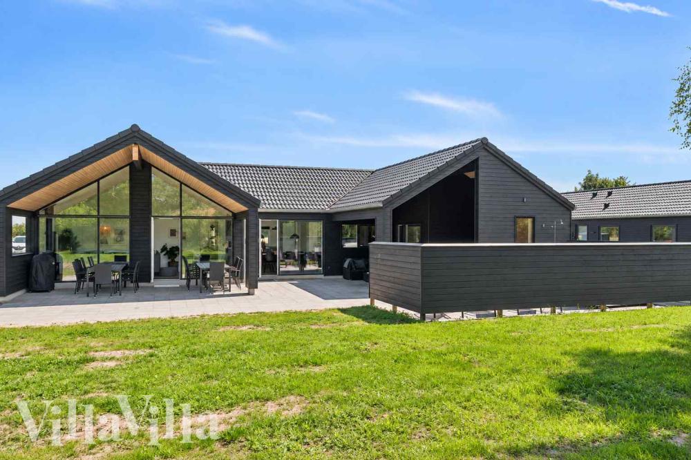 Dette lekre huset med svømmebasseng, nr. 1020, med plass til 14 personer, ligger i Bornholm