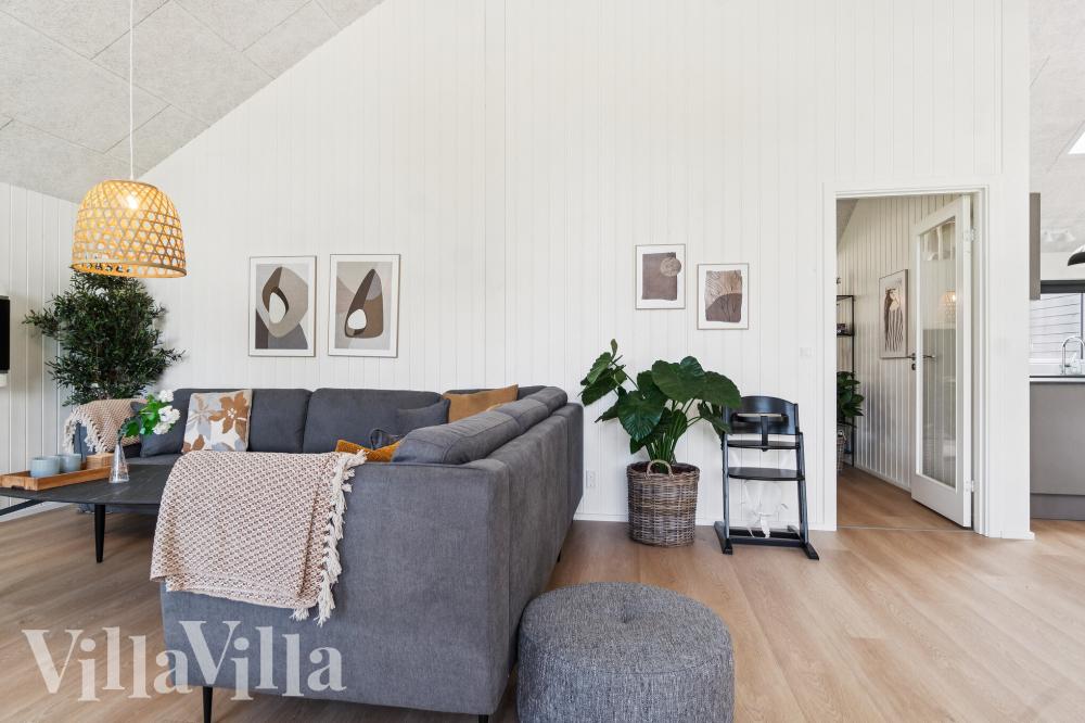 Det er god plass til hygge i feriehusets sofagruppe under oppholdet i luksushus nr. 1020