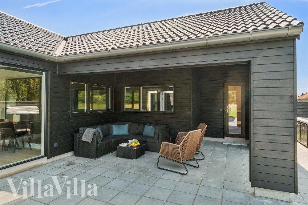 Nyt en grillkveld på terrassen i luksushus nr. 1020 i Bornholm