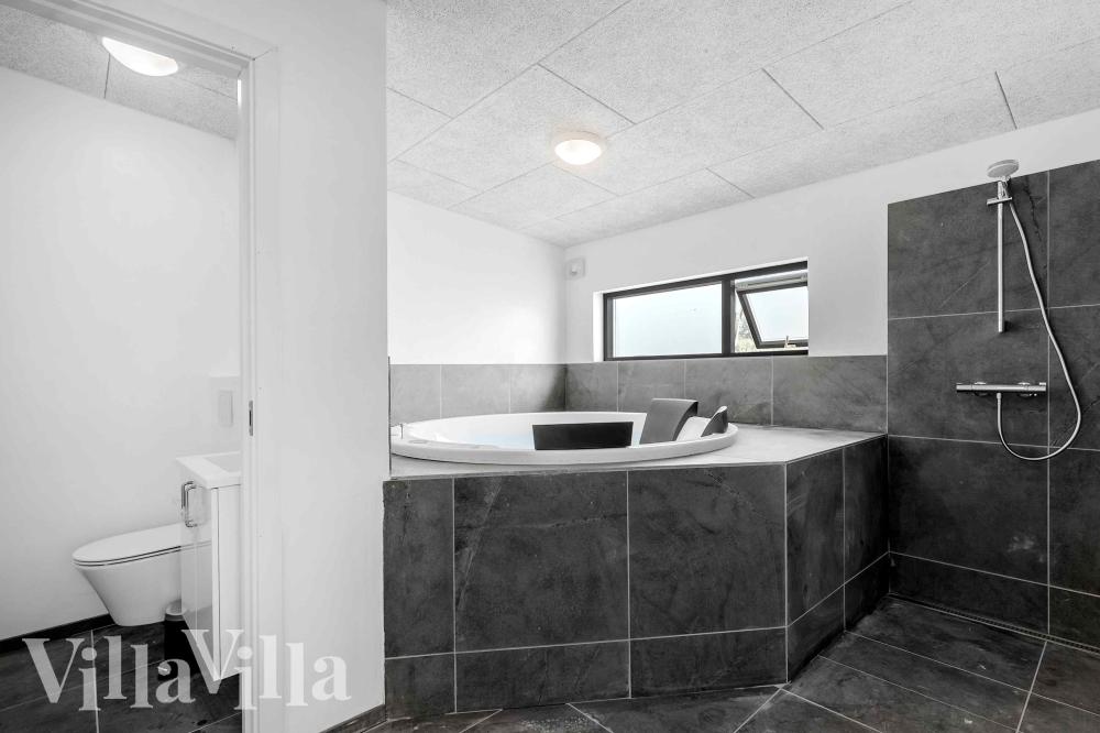 Nyt varmen i boblebadet i luksushus nr. 1014 i Østjylland