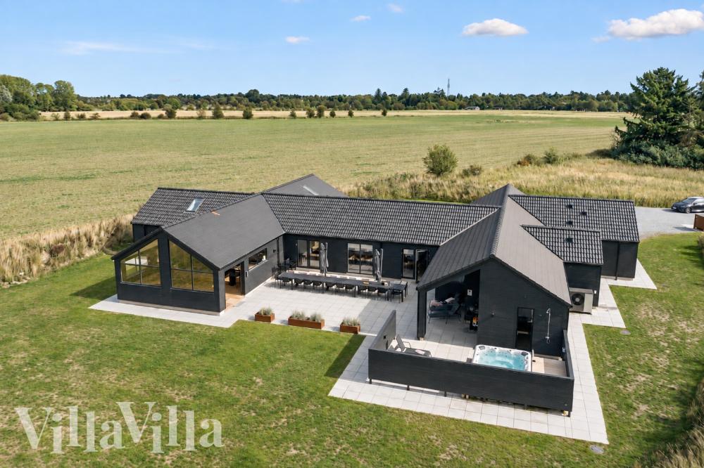 Dette lekre huset med svømmebasseng, nr. 910, med plass til 30 personer, ligger i Lolland/Falster/Møn