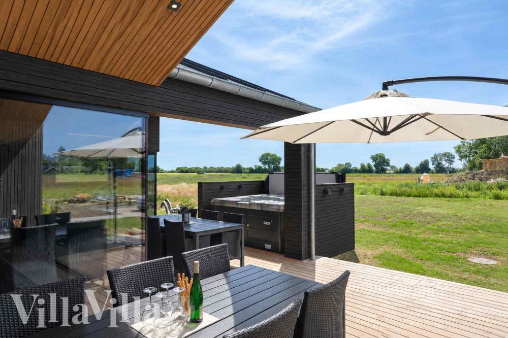Luksushus nr. 1023 har en deilig terrasse med gode hagemøbler til 16 personer.
