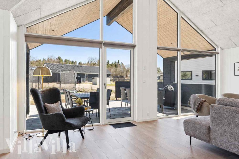 Sofaen i luksushus nr. 997 i Nordsjælland er perfekt for å hygge seg med et brettspill eller se en film sammen.