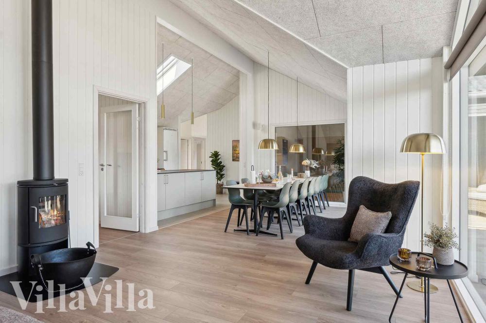 Det er god plass til hygge i feriehusets sofagruppe under oppholdet i luksushus nr. 997
