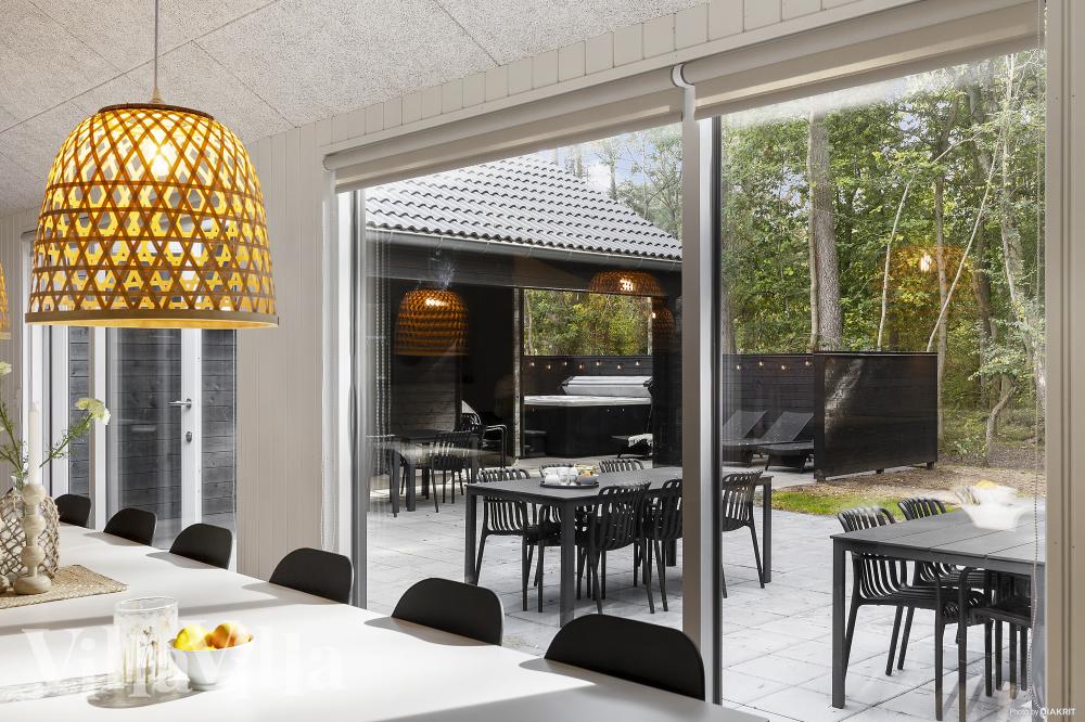 Det er plass til 20 personer i det store lyse oppholdsrommet i luksushus nr. 973.