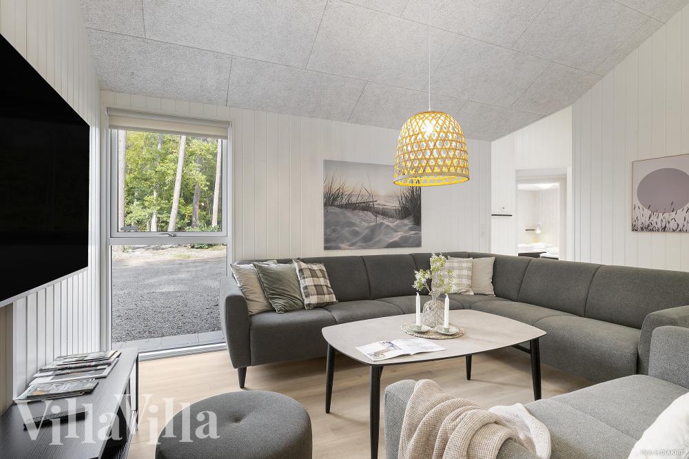 Sofaen i luksushus nr. 973 i Bornholm er perfekt for å hygge seg med et brettspill eller se en film sammen.