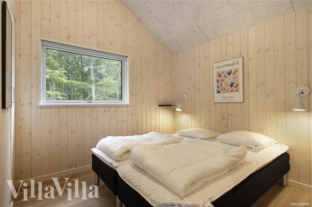 Et av de 8 soverommene i luksushus nr. 973 i Bornholm.