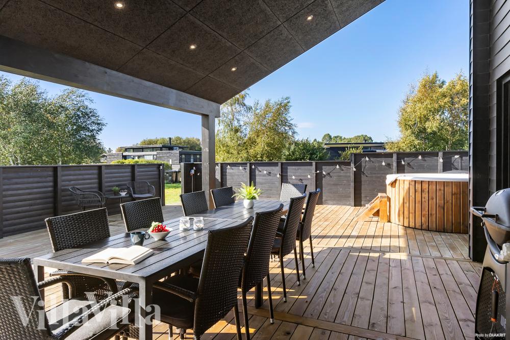Luksushus nr. 1029 har en deilig terrasse med gode hagemøbler til 12 personer.