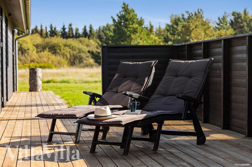 Nyt en grillkveld på terrassen i luksushus nr. 1029 i Nordjylland
