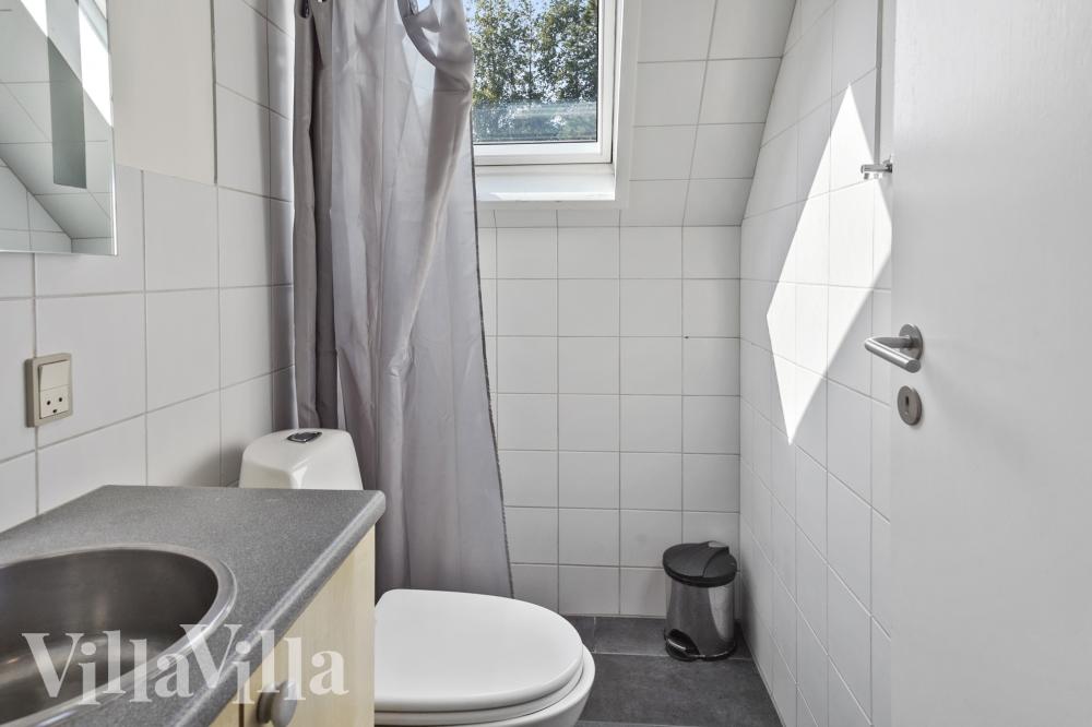Det finnes bad med dusj i luksushus nr. 1016 med plass til 14 personer.