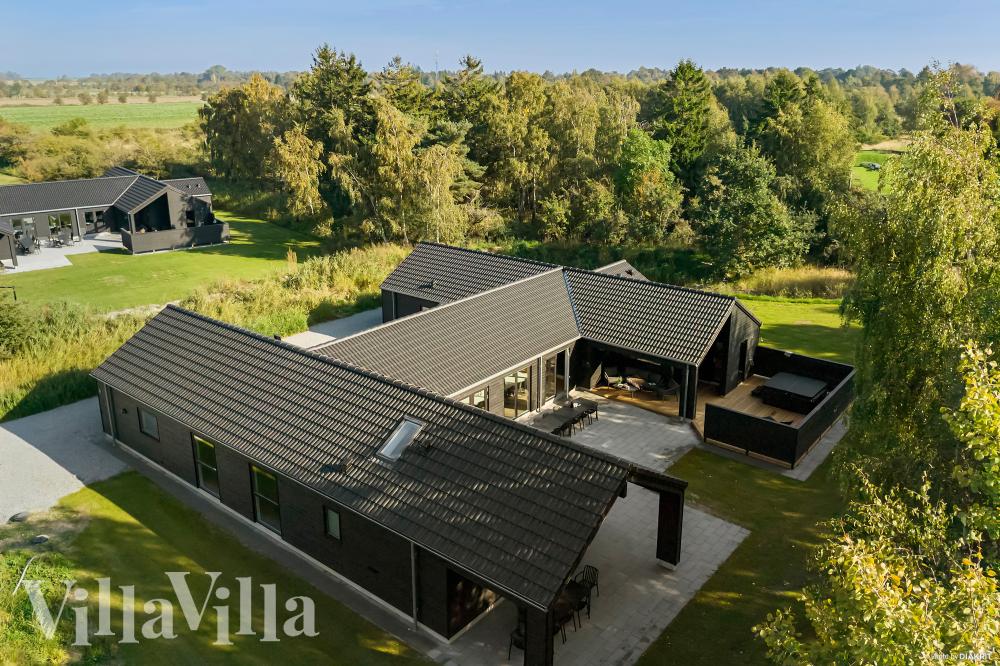 Dette lekre huset med svømmebasseng, nr. 962, med plass til 24 personer, ligger i Lolland/Falster/Møn