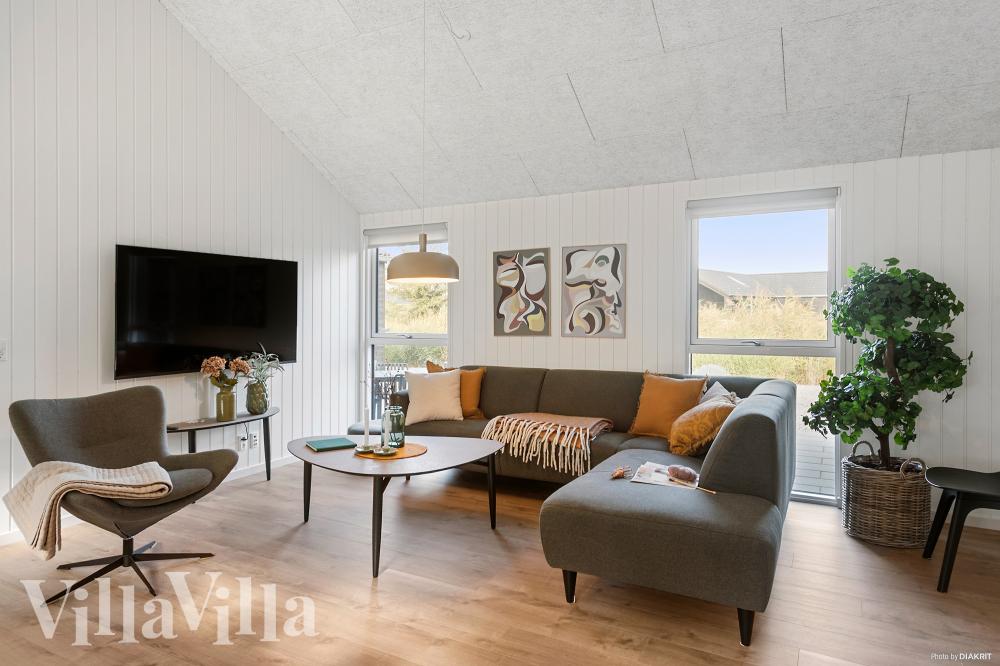 Sofaen i luksushus nr. 962 i Lolland/Falster/Møn er perfekt for å hygge seg med et brettspill eller se en film sammen.