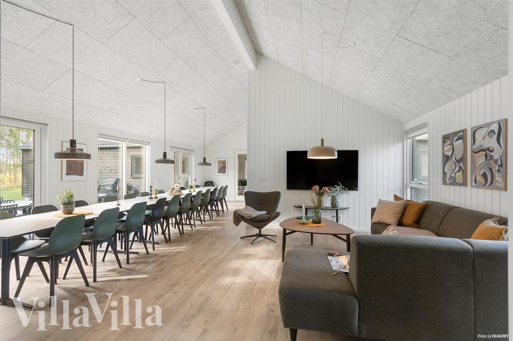 Det er god plass til hygge i feriehusets sofagruppe under oppholdet i luksushus nr. 962