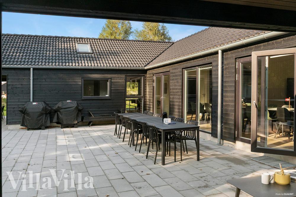 Nyt en grillkveld på terrassen i luksushus nr. 962 i Lolland/Falster/Møn