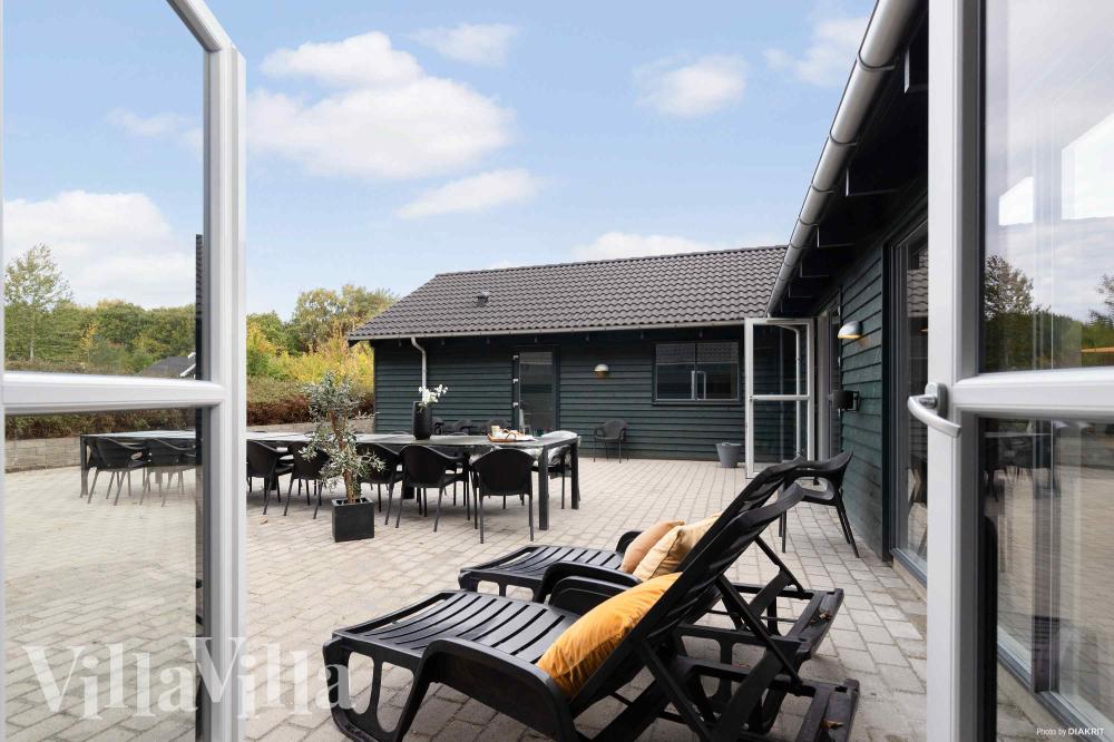 Luksushus nr. 335 har en deilig terrasse med gode hagemøbler til 24 personer.