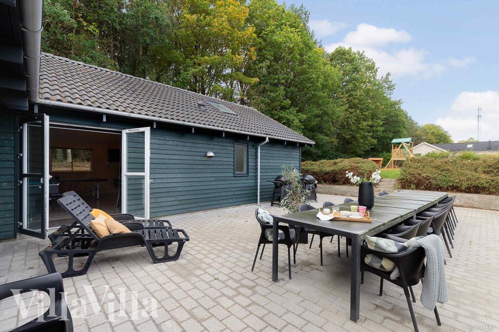 Nyt en grillkveld på terrassen i luksushus nr. 335 i Østjylland