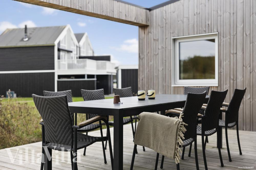 Luksushus nr. 1030 har en deilig terrasse med gode hagemøbler til 12 personer.