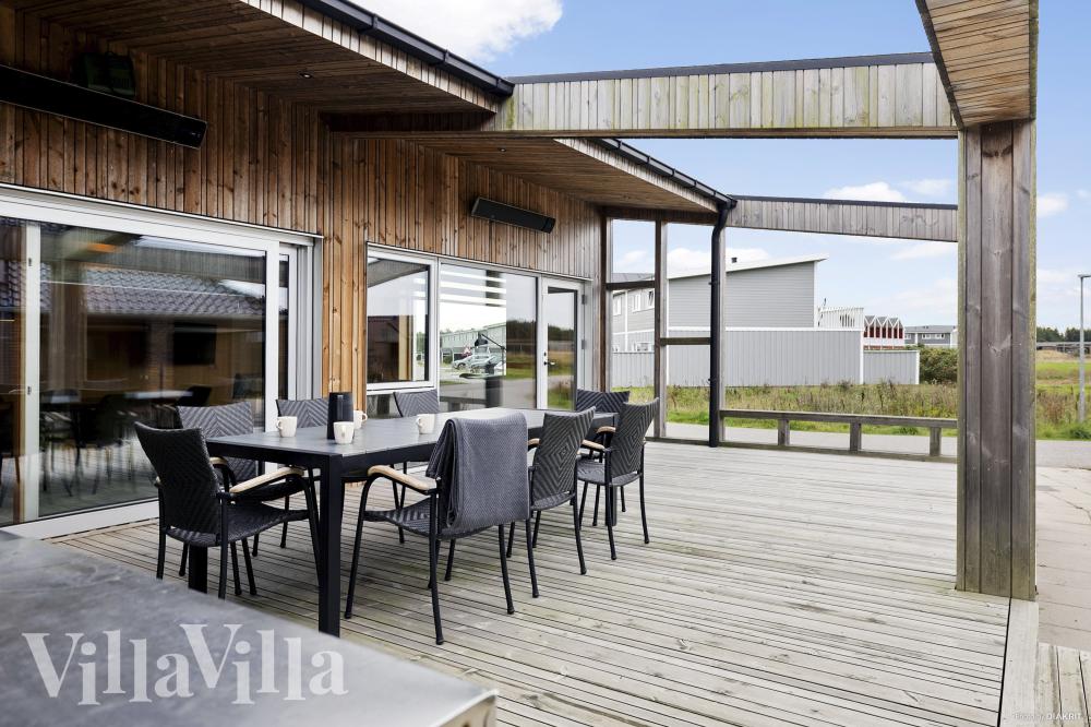 Nyt en grillkveld på terrassen i luksushus nr. 1030 i Nordjylland