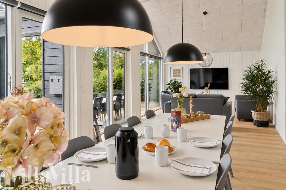 Det er plass til 14 personer i det store lyse oppholdsrommet i luksushus nr. 1026.