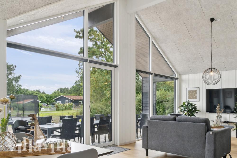 Sofaen i luksushus nr. 1026 i Fyn og øyer er perfekt for å hygge seg med et brettspill eller se en film sammen.
