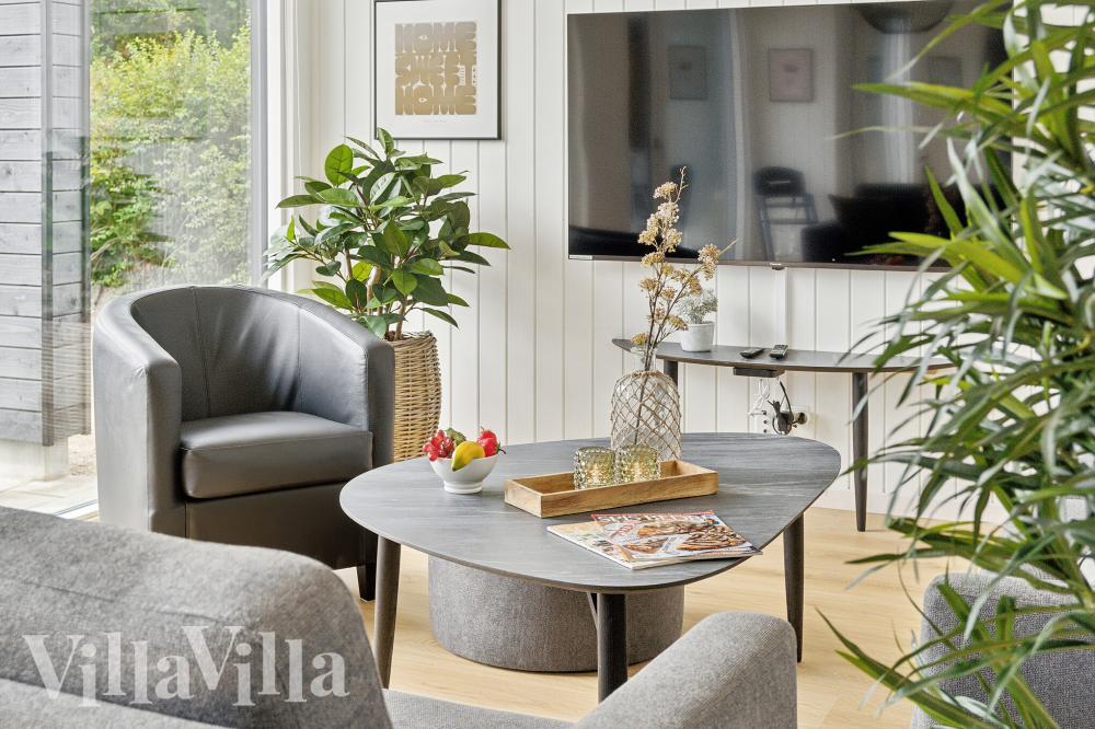 Det er god plass til hygge i feriehusets sofagruppe under oppholdet i luksushus nr. 1026
