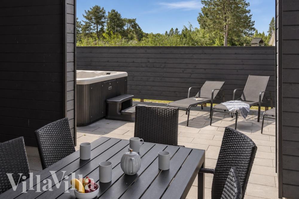 På terrassen i feriehus nr. 1026 er det plass til 14 personer.