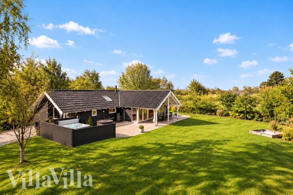 Dette lekre huset med spa, nr. 1004, med plass til 16 personer, ligger i Lolland/Falster/Møn