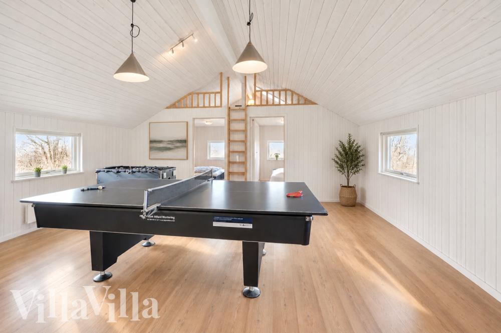 I tillegg til alle aktivitetsmulighetene i husets bassengavdeling, kan du også spille biljard, bordtennis og dart i luksushus nr. 1004