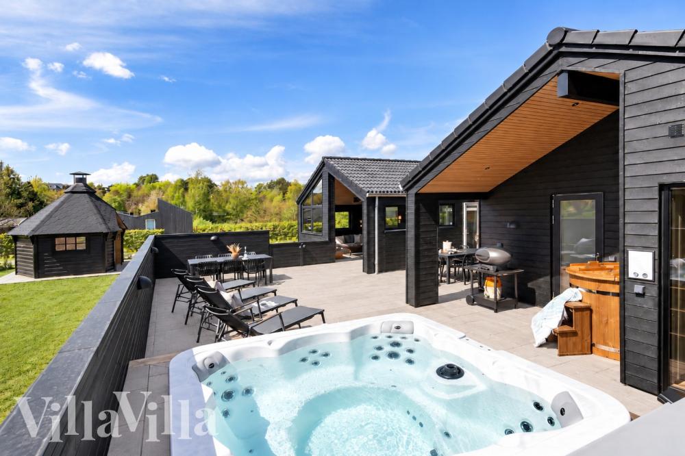 Dette lekre huset med spa, nr. 1027, med plass til 12 personer, ligger i Fyn og øyer