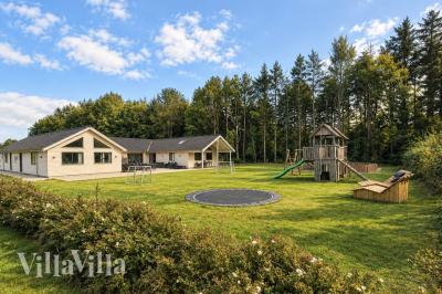Dette lekre huset med svømmebasseng, nr. 330, med plass til 24 personer, ligger i Østjylland