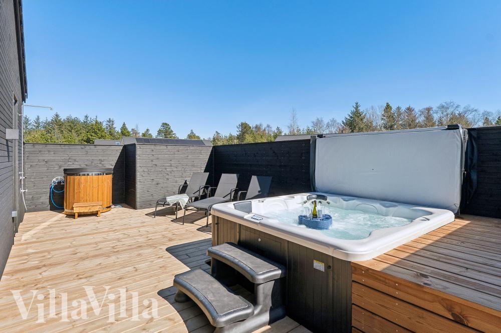 Nyt varmen i boblebadet i luksushus nr. 1021 i Lolland/Falster/Møn