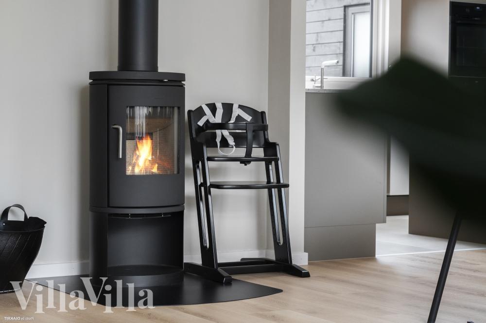 Det er god plass til hygge i feriehusets sofagruppe under oppholdet i luksushus nr. 1021